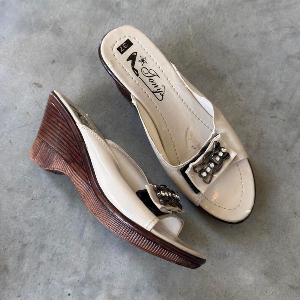 Tony’s wedge with buckle and wooden sole design European